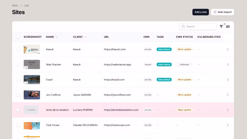 Ansicht des zentralisierten Bestands: Kunden, Sites und Domains in WebStacker verbunden.